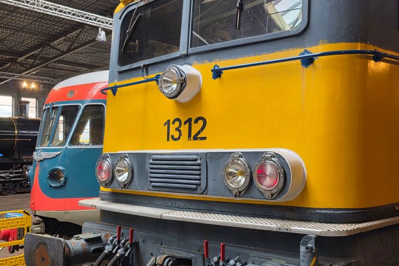 Museumlocomotief 1312 wordt bestickerd in de TCS-huisstijl